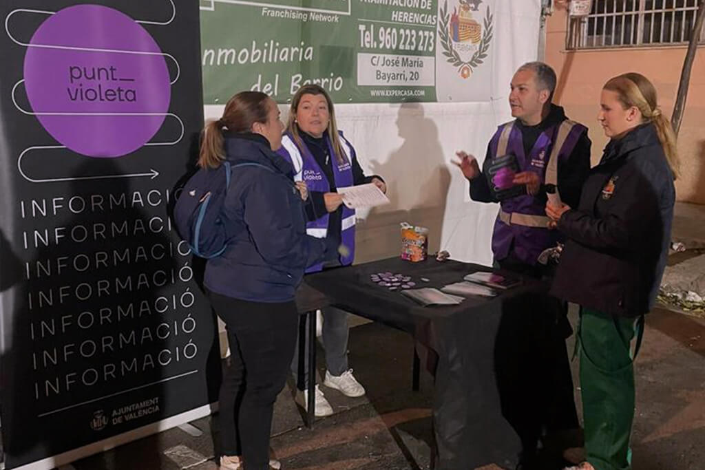 equipo puntos violeta brindando información sensibilización y prevención de las agresiones sexistas