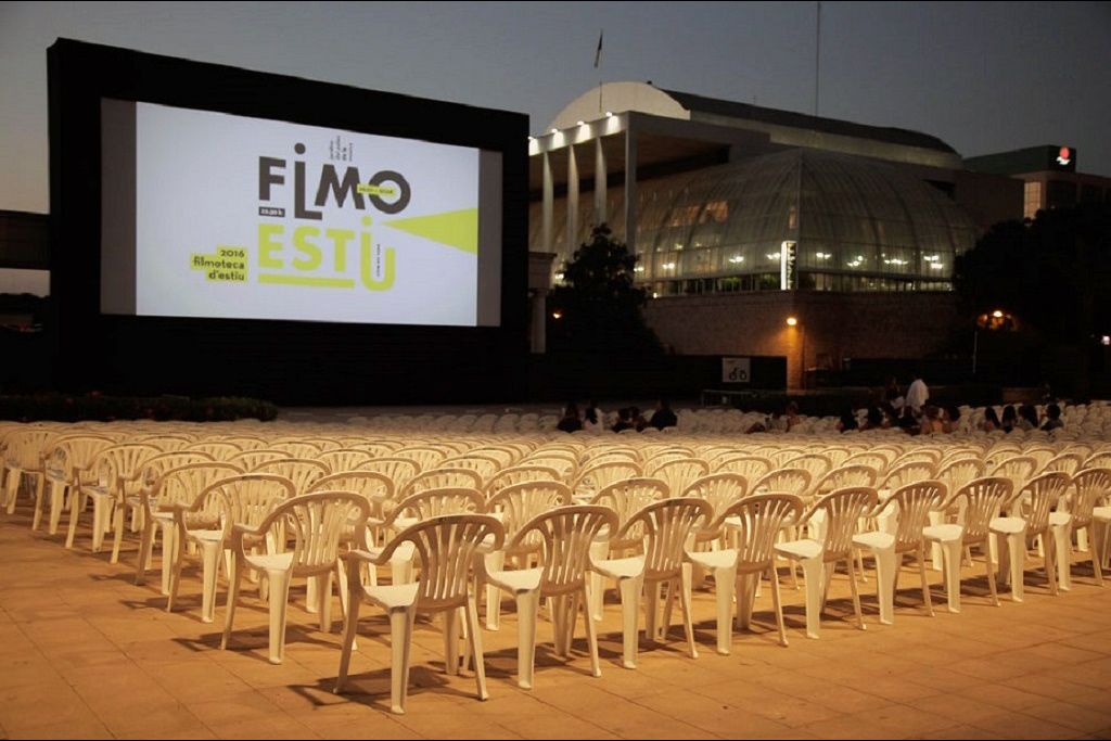 La terraza de verano de La Filmoteca d'estiu cine clásico y contemporáneo en versión original subtitulada
